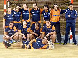 De gauche à droite - From left to right : Gaétan Mary, Raphaël Plochet, Jean-Christophe Ono-Dit-Bio, Thomas Guyon, Corentin Durant, Léo Gury, Wassim (coach), Hubert Sizaret, Anthony Janin, Simon Kulifaj, Thibault Jauzein, Vincent Miralles - Nos handballeurs Crédits : ESPCI ParisTech